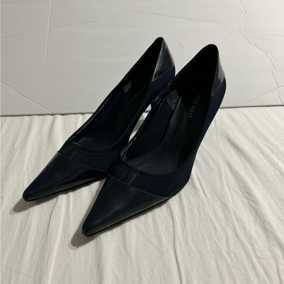 Nine West Shoes - PreOwned woman’s size 8 heel Nine West in navy​